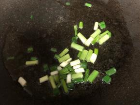 另起锅放油烧热，爆炒葱花