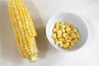 把玉米粒剥下来。