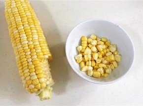 把玉米粒剥下来。