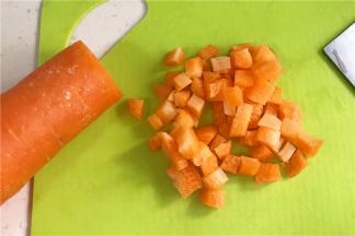 胡萝卜去皮切丁。