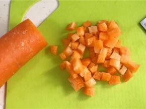 胡萝卜去皮切丁。