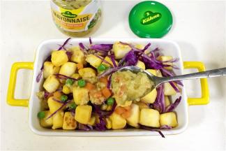 最后来上2大匙蛋黄酱拌匀即可食用。