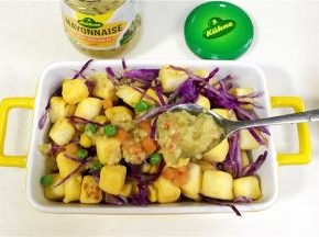 最后来上2大匙蛋黄酱拌匀即可食用。