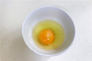 往鸡蛋液加入少许盐。