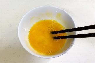 用筷子把鸡蛋打散开来。