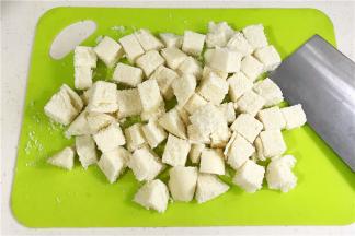 把馒头切成小方块。