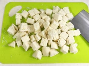 把馒头切成小方块。