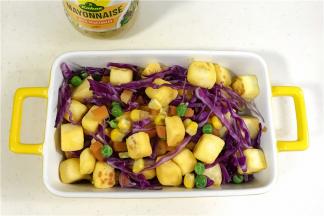 把蔬菜从锅中捞出沥干水分，有各蔬菜和炒好馒头块一起放入碗内。