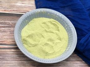 抹茶粉先倒入奶粉中，和奶粉混合搅拌均匀。