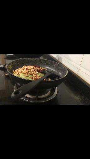 搅拌均匀后倒入蔓越莓和花生米搅拌。