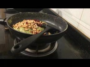 搅拌均匀后倒入蔓越莓和花生米搅拌。