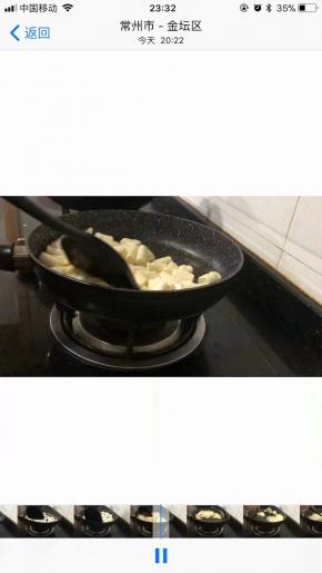 充分融化以后倒入棉花糖，继续小火融化。