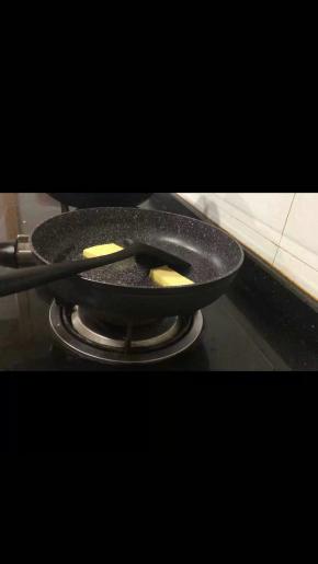 小火先把黄油融化。