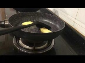 小火先把黄油融化。