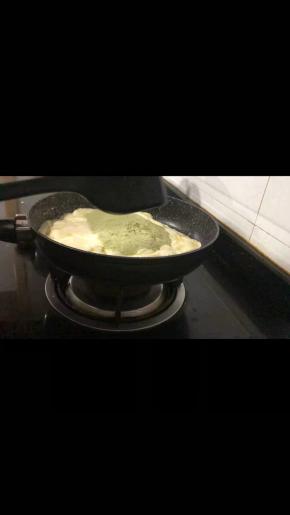 棉花糖充分融化以后倒入拌有抹茶粉的奶粉，搅拌均匀，这时候可以关火了！