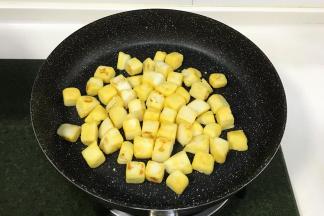 开火，往不粘锅中倒入少许食用油，接着倒入裹着鸡蛋液的馒头块，炒至金黄色即可。