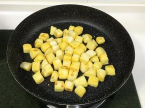 开火，往不粘锅中倒入少许食用油，接着倒入裹着鸡蛋液的馒头块，炒至金黄色即可。