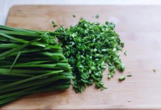 韭菜洗干净后淋干水份，切碎，放入容器中，首先加入少量食用油，搅拌均匀。这样韭菜不会出水哦。
