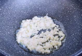 起油锅，加入鳞虾肉煸炒。