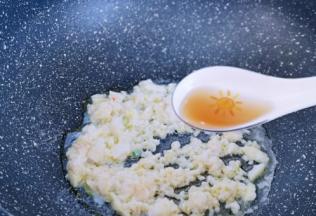 加入料酒，快速翻炒30秒，关火出锅。