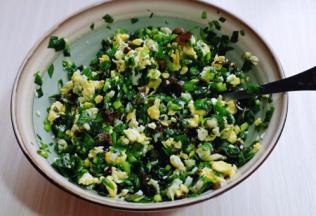 加入盐，糖，十三香搅拌均匀。