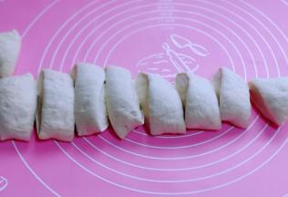 发酵好的面团揉圆排气，分成等份的小面团。