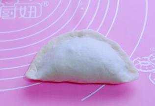 将面皮对折，捏紧，如图。