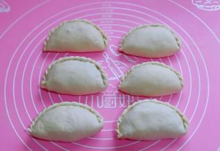 再捏出花边，依次做完，也可以根据个人喜欢来。