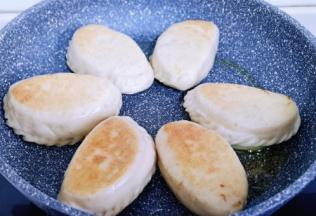 小火煎至两面金黄即可出锅。