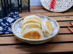 依次煎好的鳞虾木耳韭菜盒子。