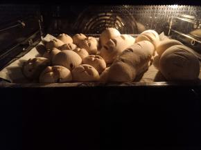 入预热好的烤箱，上火155度，下火150度中下层烤20分钟。