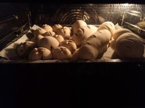 入预热好的烤箱，上火155度，下火150度中下层烤20分钟。