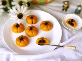 切开看看，好吃的豆沙馅儿哦！