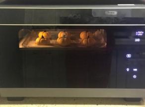 放入蒸箱，无需预热，选择纯蒸模式100度蒸烤12分钟左右。