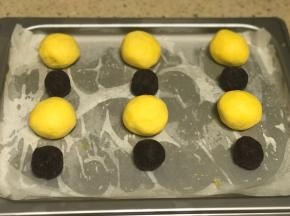 南瓜糯米团和豆沙馅儿都均分成6份。