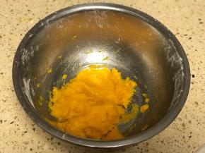 蒸好的南瓜块儿趁热加糖碾成泥。