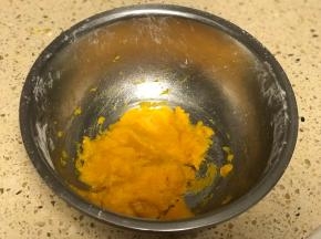 蒸好的南瓜块儿趁热加糖碾成泥。