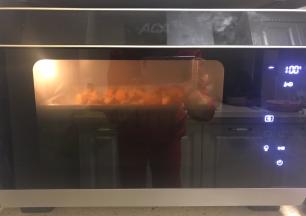 无需预热，放入蒸烤箱中选择纯蒸模式100度中层蒸烤15分钟