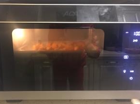 无需预热，放入蒸烤箱中选择纯蒸模式100度中层蒸烤15分钟