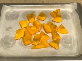 南瓜去皮去瓤切小块儿。