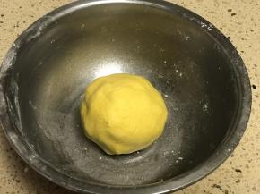 加入糯米粉、玉米淀粉和成面团。和好的面团软硬适中，能成型也不会粘手。