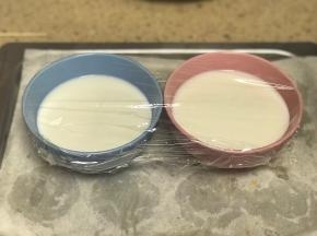 盖上保鲜膜扎几个眼。