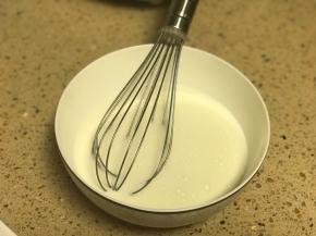 将牛奶糖蛋清淡奶油混合搅匀。