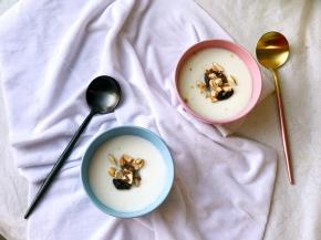 取出后撒入适量干果碎。