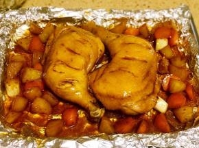 取出放入配菜，将鸡腿翻面，用刷子在鸡腿上刷一层麦芽糖水，剩下的麦芽糖水淋在鸡腿上，放回烤箱200度继续烤20分钟，鸡肉熟透表面金黄即可。