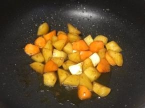 剩下4分之1的调料腌制配菜（土豆块和胡萝卜块）用。