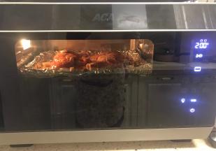 烤箱提前预热，选择烧烤功能，上下火200度预热5分钟，中层放入鸡腿，配菜先不放，200度烤10分钟。