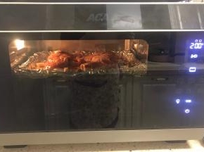 烤箱提前预热，选择烧烤功能，上下火200度预热5分钟，中层放入鸡腿，配菜先不放，200度烤10分钟。