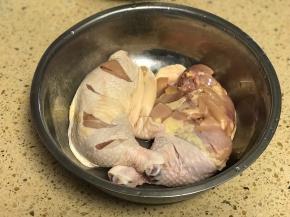 将鸡腿洗净改花刀，正反两面都要改。