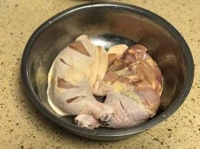 将鸡腿洗净改花刀，正反两面都要改。